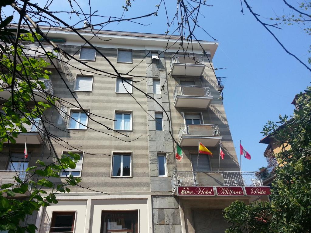 um edifício com bandeiras à sua frente em Hotel Mignon Posta em Rapallo