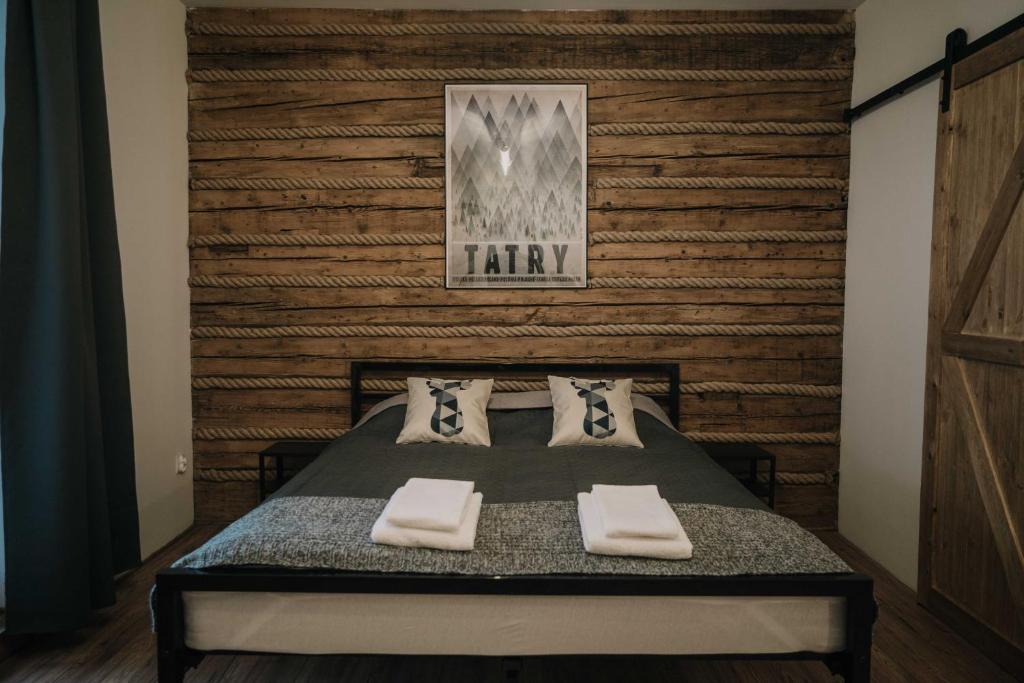 um quarto com uma cama com duas toalhas em Tatra Loft em Zakopane