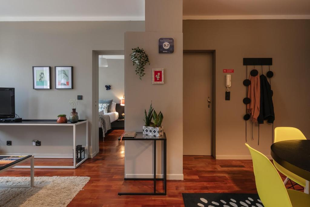 ポルトにあるPorto Insight Apartments- with balconyのリビングルーム(ソファ、テーブル付)