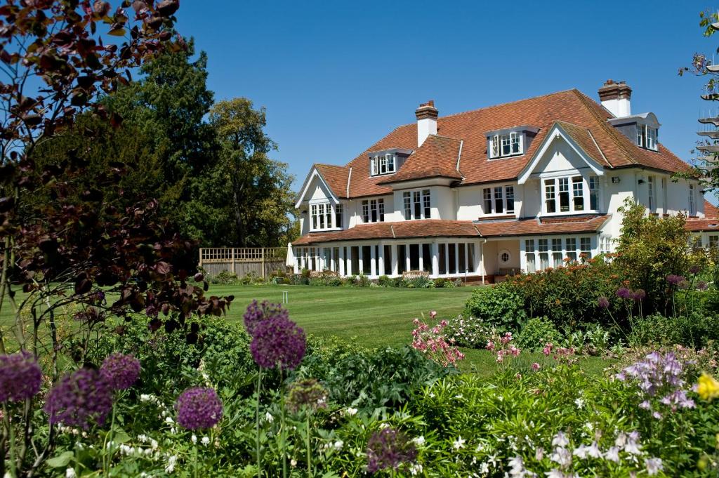 Una casa grande con un jardín enfrente. en Park House Hotel en Midhurst