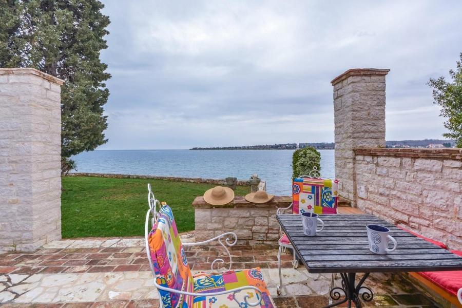 ein Tisch und Stühle mit Blick auf das Wasser in der Unterkunft Dajla 66 in Dajla