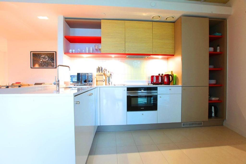 Hoola Apartment with Balcony and Thames River View near Excel - Royal Victoria