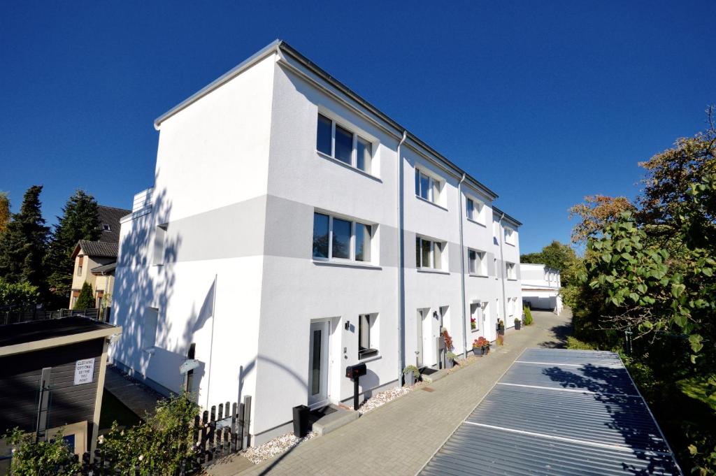 ハンブルクにあるUrbaner Lifestyle im klimaneutralen Effizienzhausの白い外観のアパートメントビル
