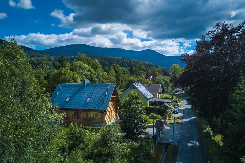 an overhead view of a wooden house in the mountains at Dom w Karkonoszach in Karpacz