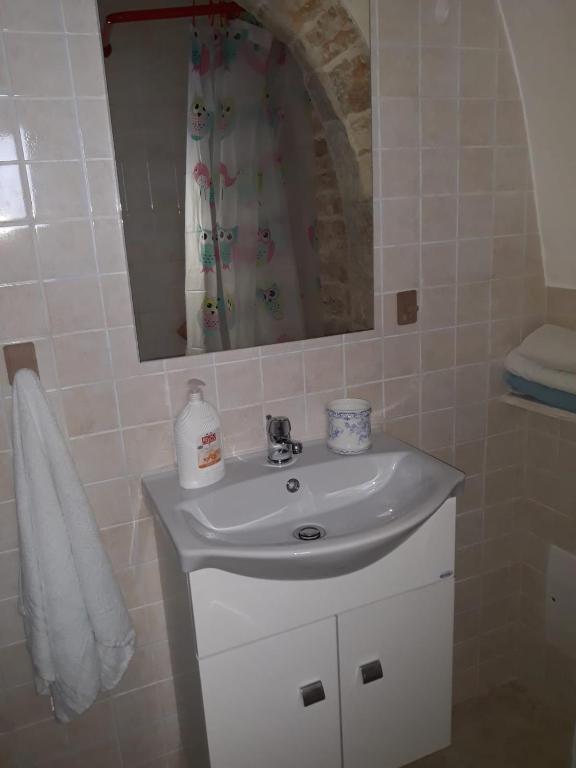 A bathroom at Trulletto dei sogni