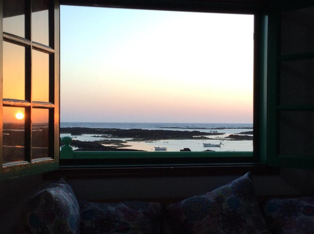 una ventana con vistas a una masa de agua en Ocean Sunshine, en Orzola