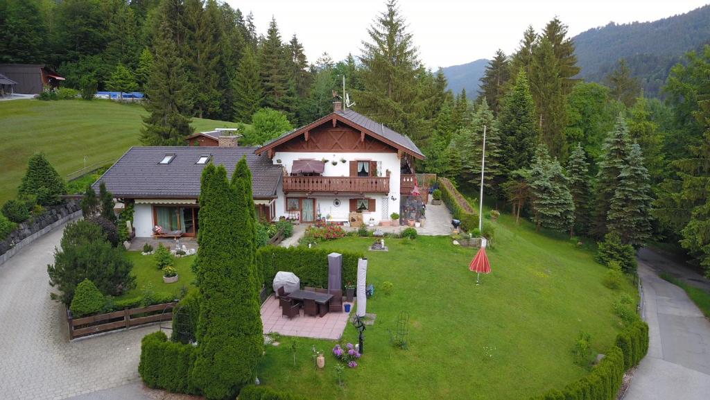 Et luftfoto af Landhaus Wiesenhof Ferienwohnung Zugspitz