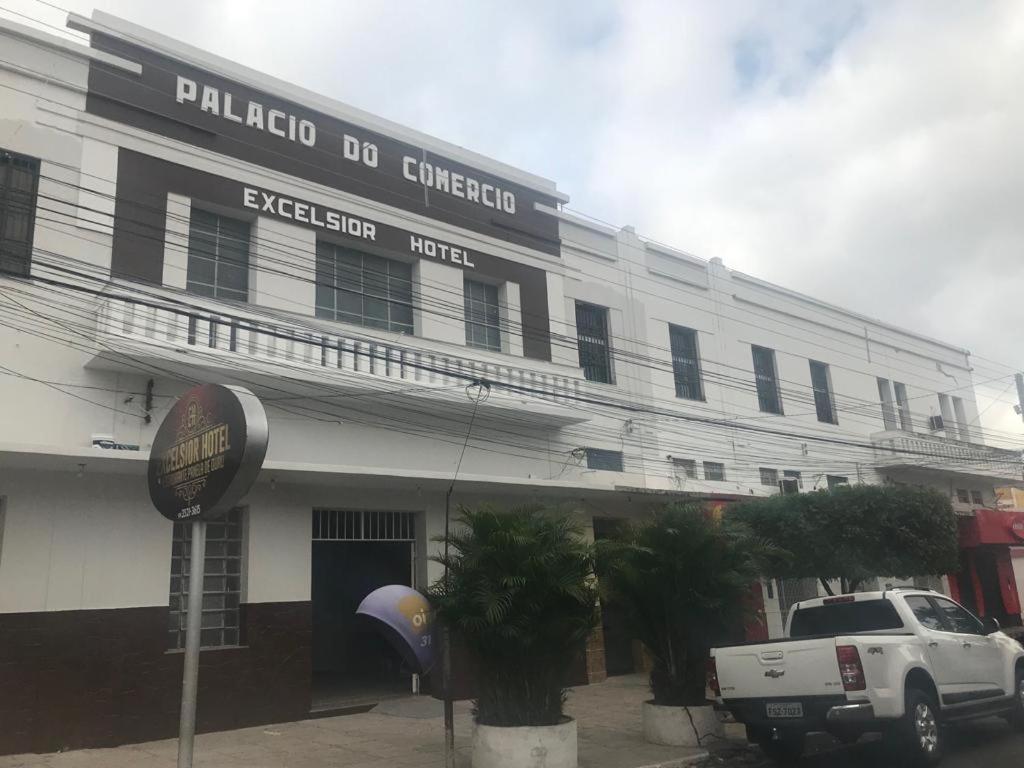 a white truck parked in front of a building at Excelsior Hotel in Caxias das Aldeias Altas