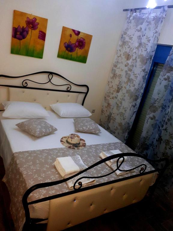 Postel nebo postele na pokoji v ubytování Lindos Luxury Retro Villas