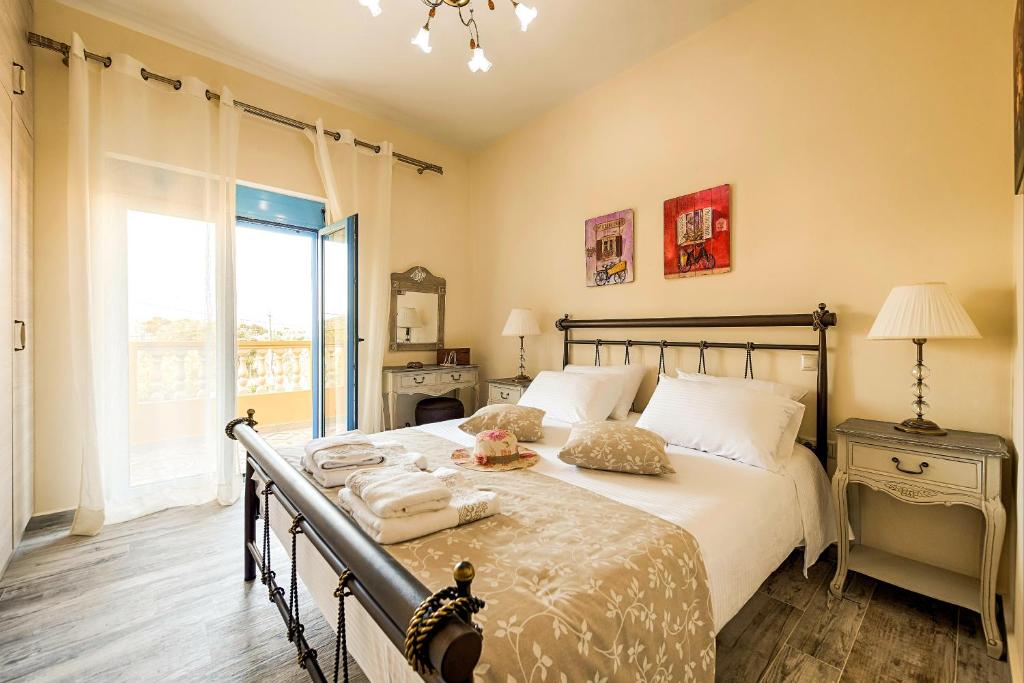 Postel nebo postele na pokoji v ubytování Lindos Luxury Retro Villas