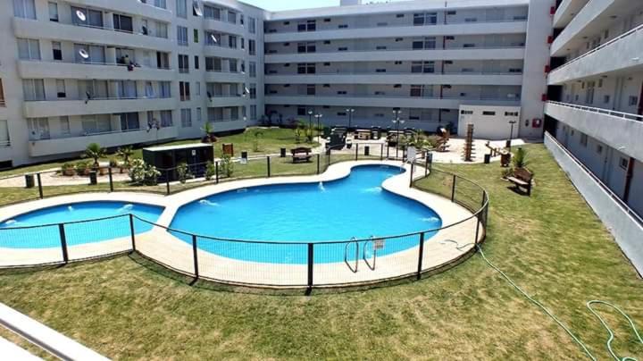 una gran piscina en medio de un edificio en Departamento, Apartamento económico en La Serena, en La Serena