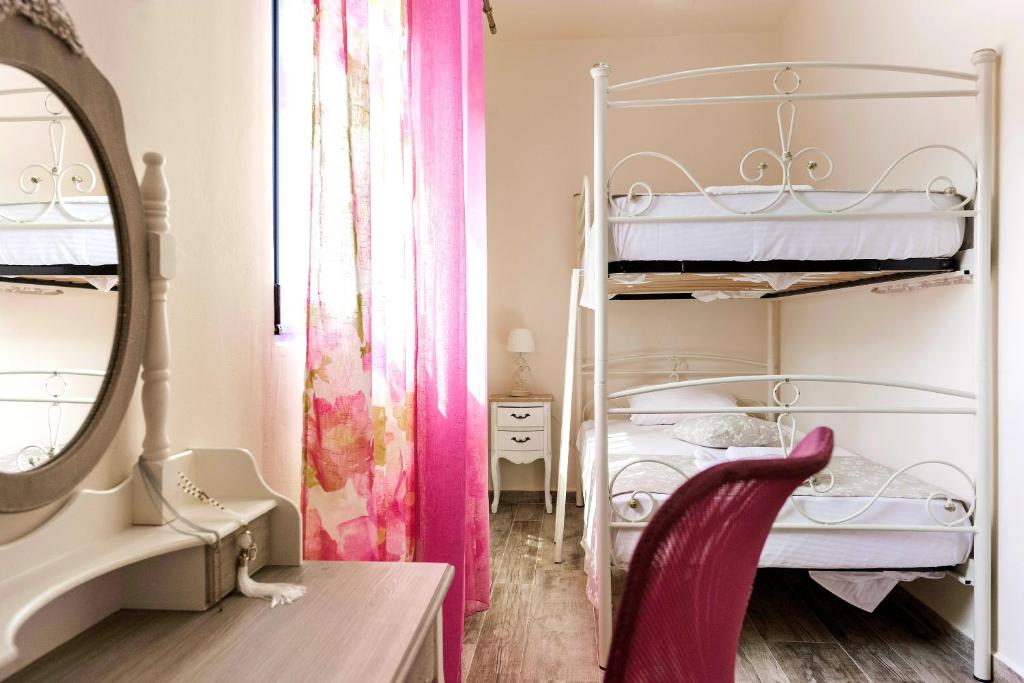Postel nebo postele na pokoji v ubytování Lindos Luxury Retro Villas