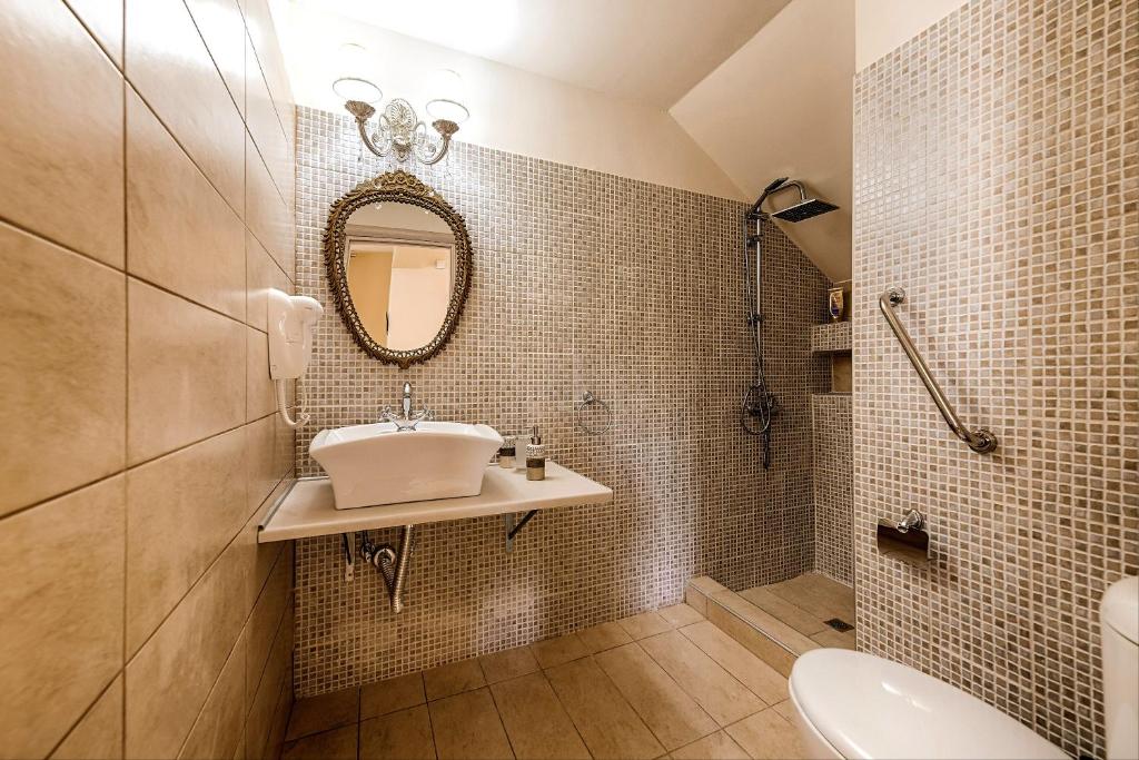 Koupelna v ubytování Lindos Luxury Retro Villas