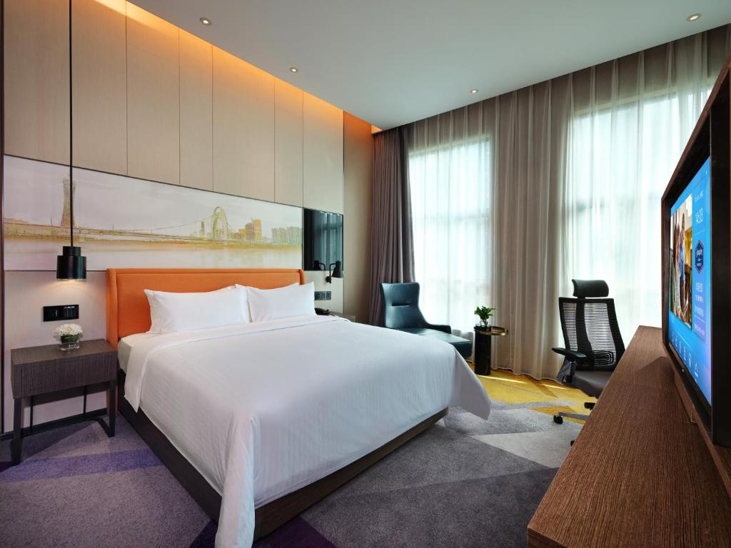 Postel nebo postele na pokoji v ubytování Hampton by Hilton Guangzhou Tianhe Sports Center-Free Shuttle Bus to Exhibition During Canton Fair Period