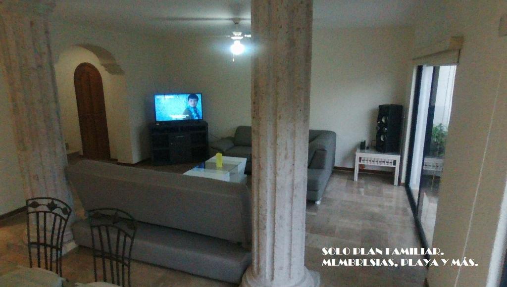 TV a/nebo společenská místnost v ubytování Villa Privada ubicada en el campo de Golf del Hotel Vidanta Mayan Palace