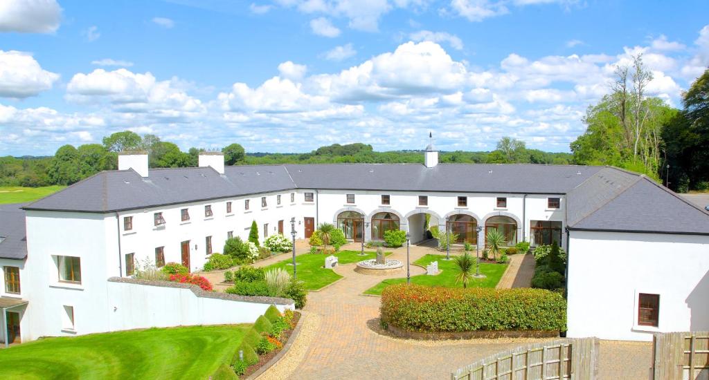 una vista aérea de un gran edificio blanco en New Forest Estate Lodges, en Tyrrellspass