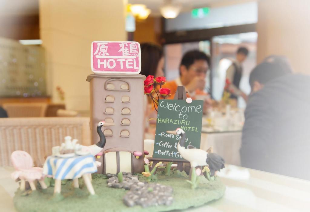 桃園區的住宿－原鶴商務飯店，一张桌子上放着动物的酒店模型