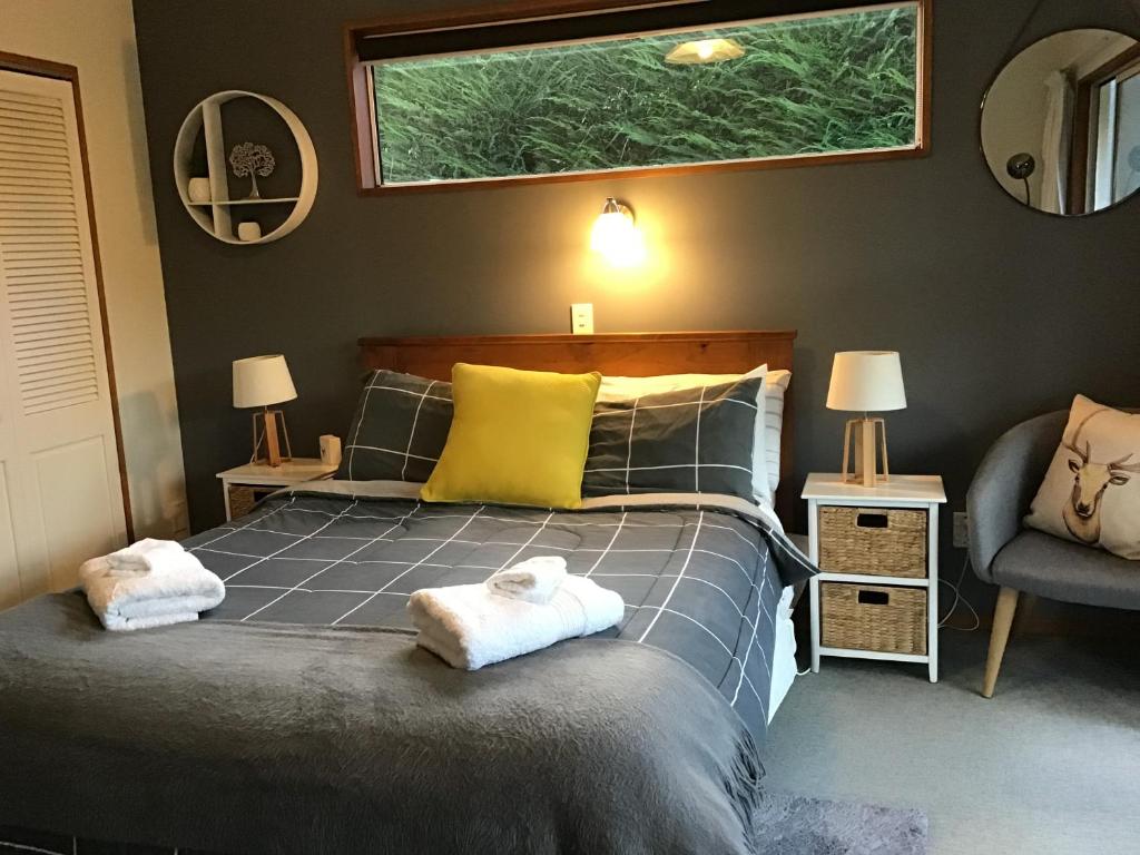 Un pat sau paturi într-o cameră la Self contained and private room