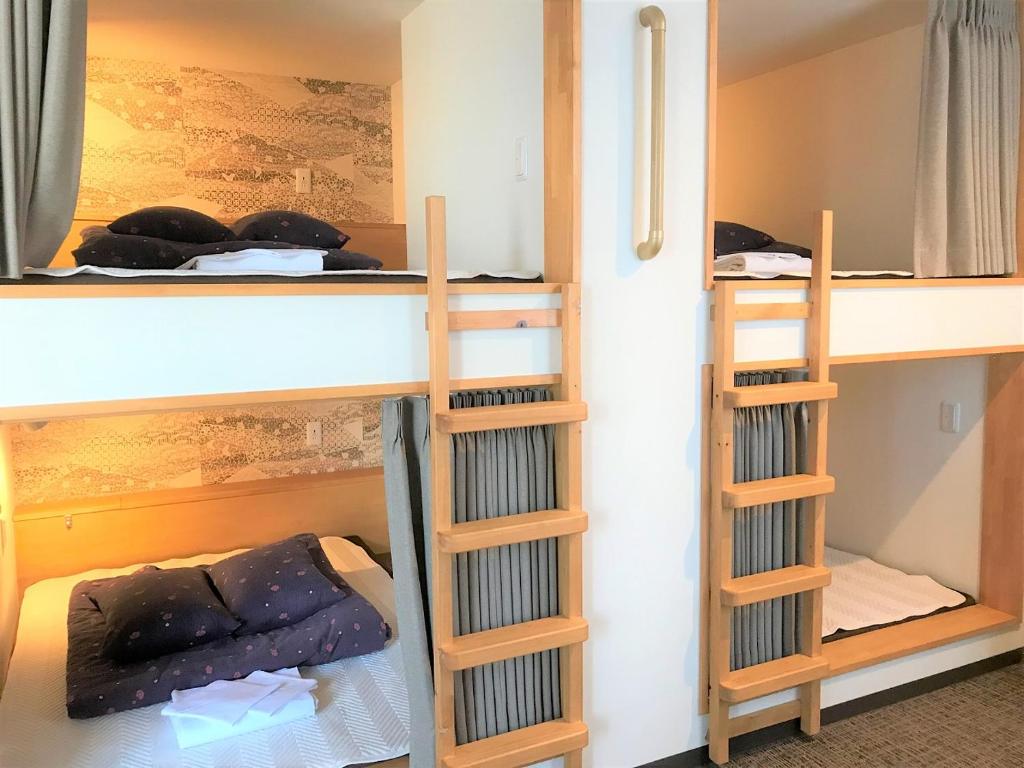 Postel nebo postele na pokoji v ubytování K's House Kanazawa - Travelers Hostel