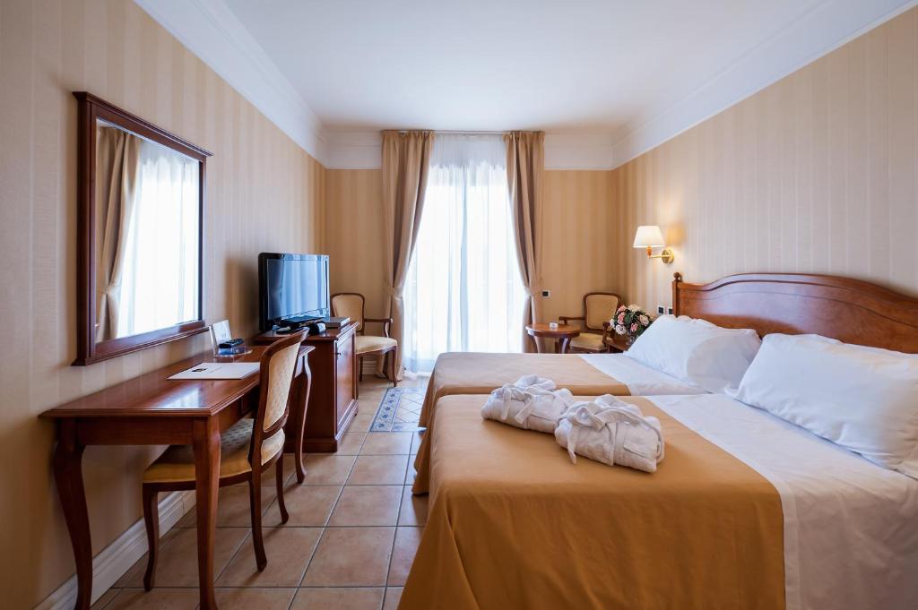 Postel nebo postele na pokoji v ubytování Dioscuri Bay Palace