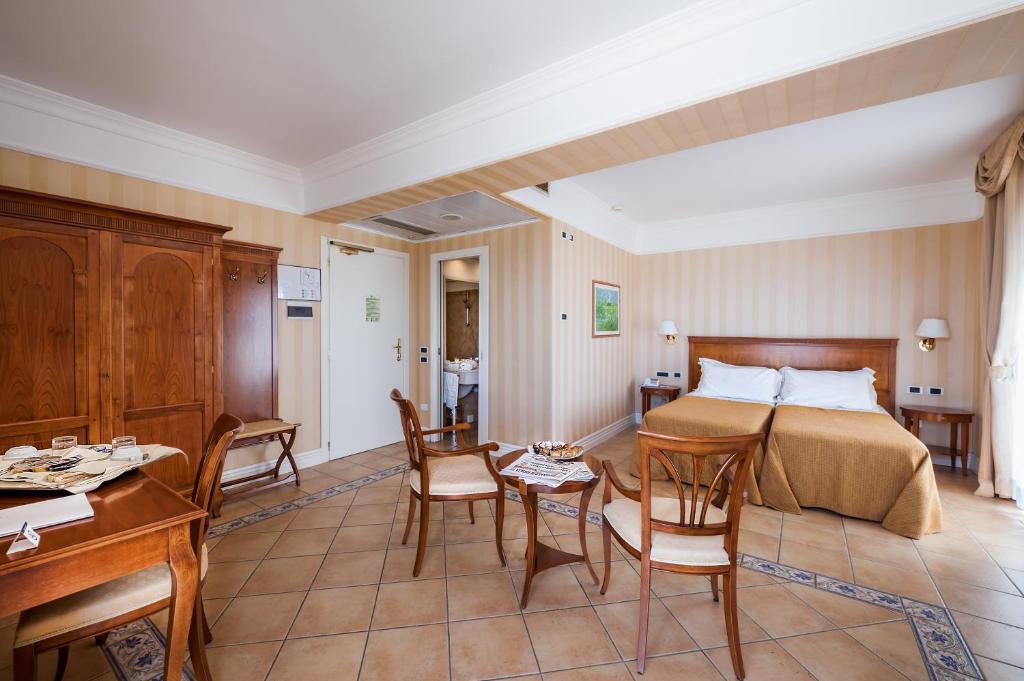 Postel nebo postele na pokoji v ubytování Dioscuri Bay Palace