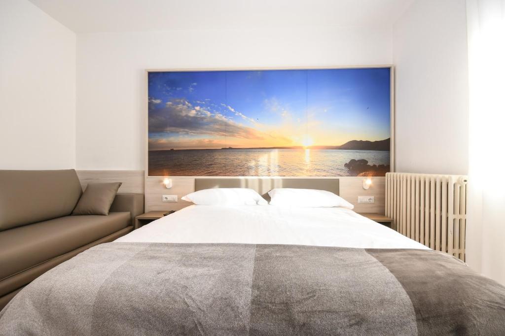アルコにあるResidence Franca B&Bのベッドルーム1室(大きな絵画が壁に描かれたベッド1台付)