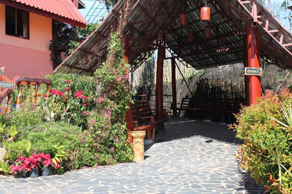 Zahrada ubytování Phuphet Hill Resort