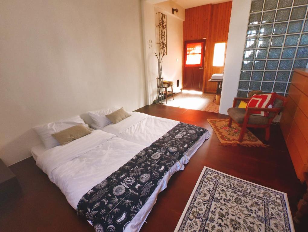 Postel nebo postele na pokoji v ubytování 白紙寓所blank slate B&B-鄰近夜市四人包棟