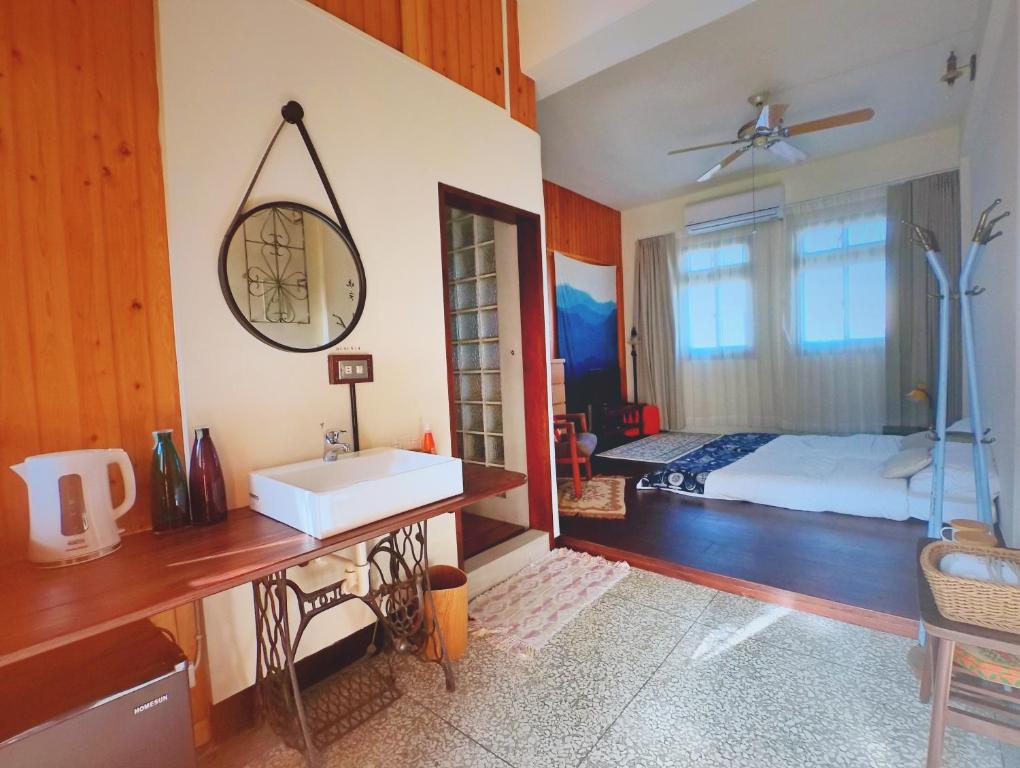 Postel nebo postele na pokoji v ubytování 白紙寓所blank slate B&B-鄰近夜市四人包棟