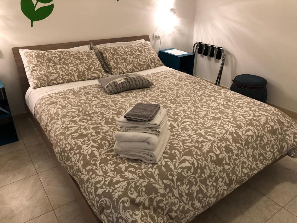 una camera da letto con un letto e asciugamani di Casa Comasia a Martina Franca