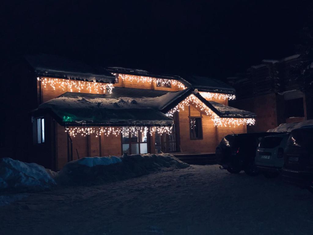 uma casa com luzes de Natal à noite em Golden Nest em Yablunytsya