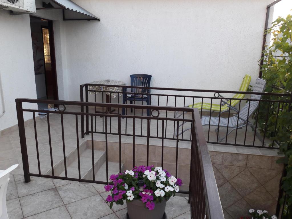Balkón alebo terasa v ubytovaní Apartmani Dokoza