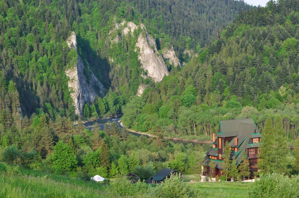 una casa sul fianco di una montagna di Schronisko PTTK Trzy Korony a Sromowce Niżne