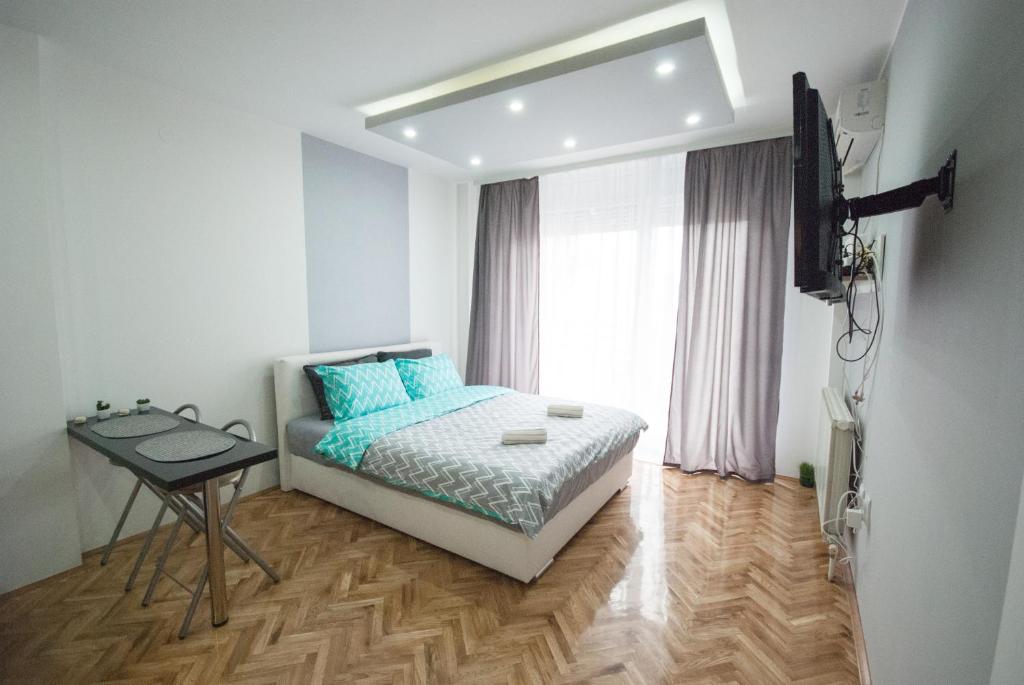 Ένα ή περισσότερα κρεβάτια σε δωμάτιο στο MM Lux Apartment, Novi Sad