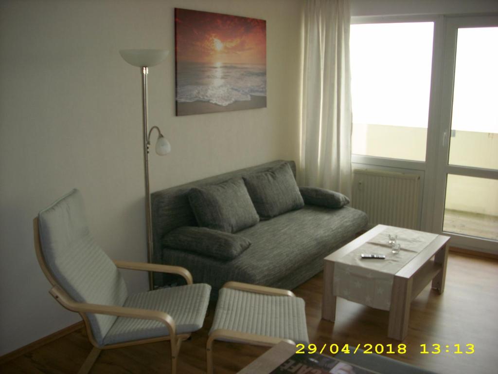 een woonkamer met een bank en een tafel bij Apartment Meerblick in Holm