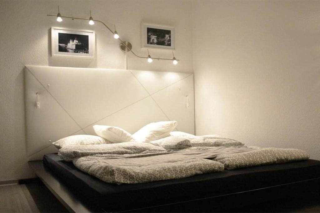 um quarto com uma cama com almofadas em Szőcs Apartment I. (80sqm, fully equipped+balcony) em Budapeste