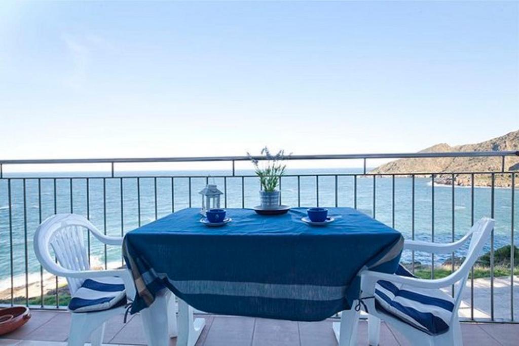 ポルト・デ・ラ・セルバにあるBeachfront Tamariuaの海の景色を望む青いテーブル(椅子付)