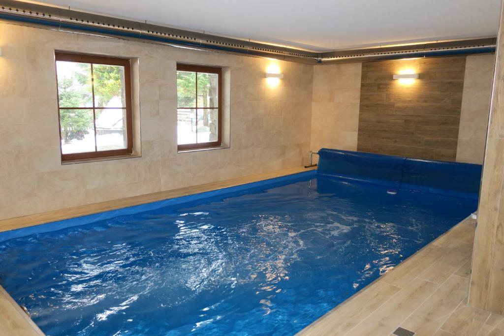 Bazén v ubytování Chalet Hřebenka nebo v jeho okolí
