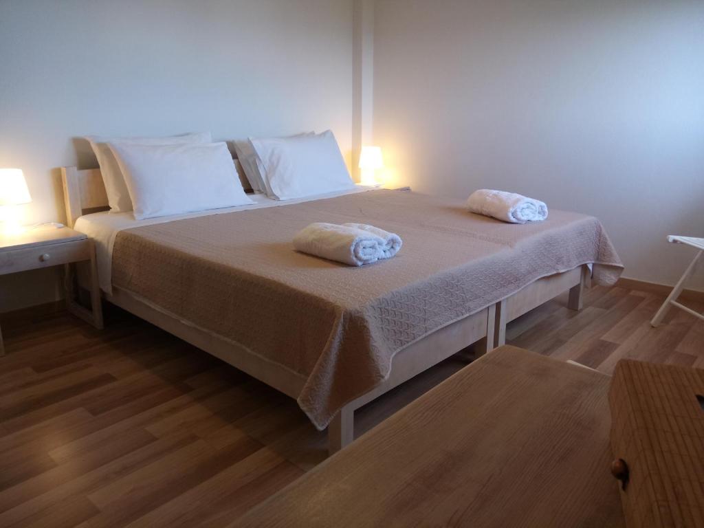1 dormitorio con 1 cama con 2 toallas en Villa Anastasia, en Kalamaki
