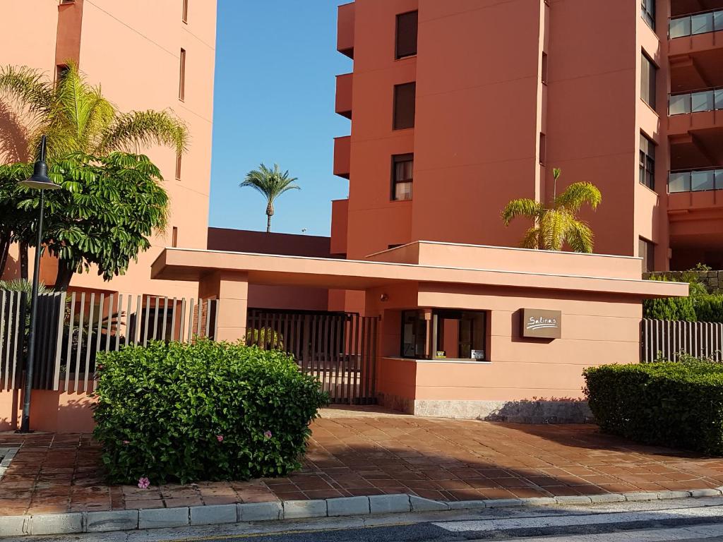 um edifício com uma palmeira em cima em Apartment Las Salinas em Estepona