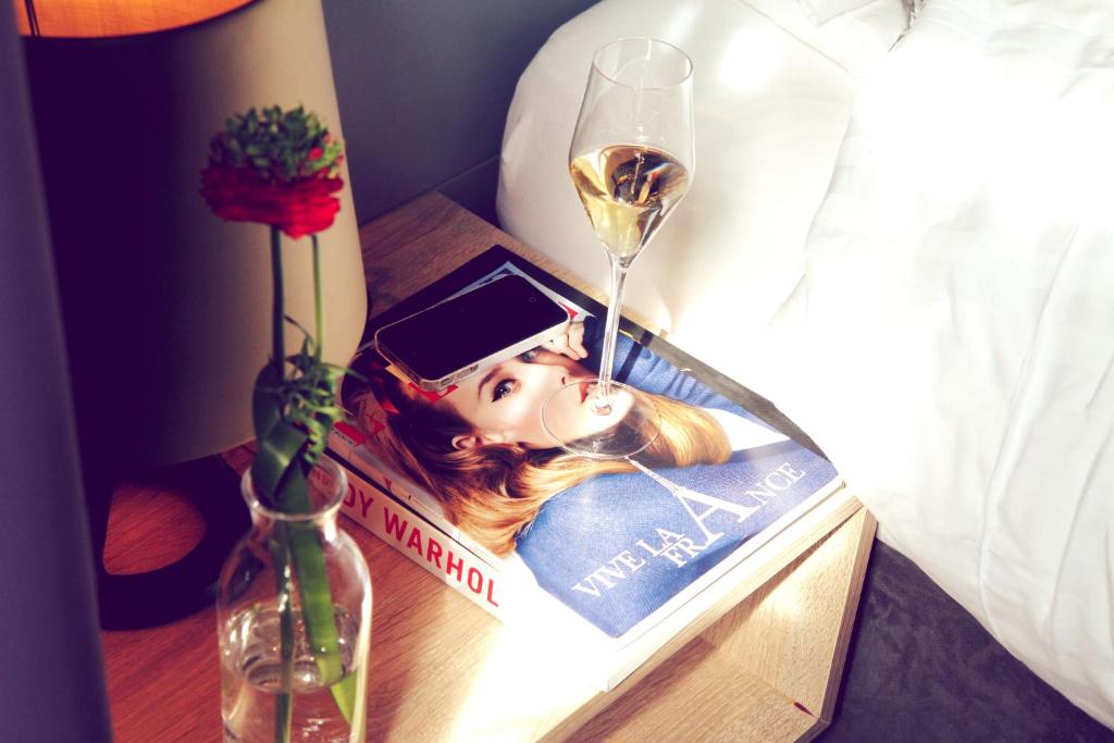 Un pat sau paturi într-o cameră la Saint SHERMIN bed breakfast & champagne