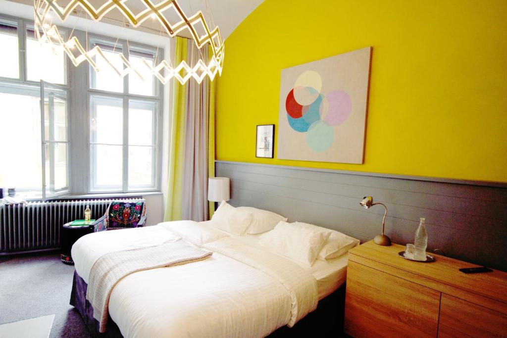 Un pat sau paturi într-o cameră la Saint SHERMIN bed breakfast & champagne