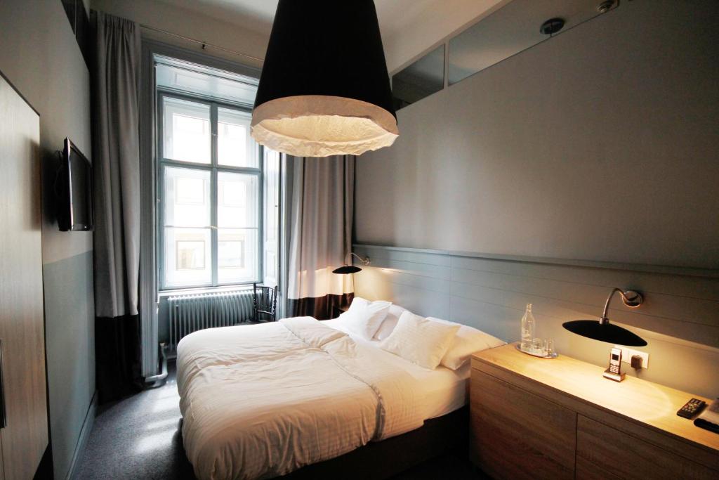 Un pat sau paturi într-o cameră la Saint SHERMIN bed breakfast & champagne