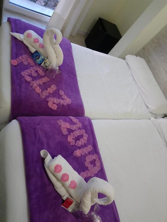 zwei Handtücher auf einem Bett mit Herz drauf in der Unterkunft Pensión El Otero 2 in Guadalajara