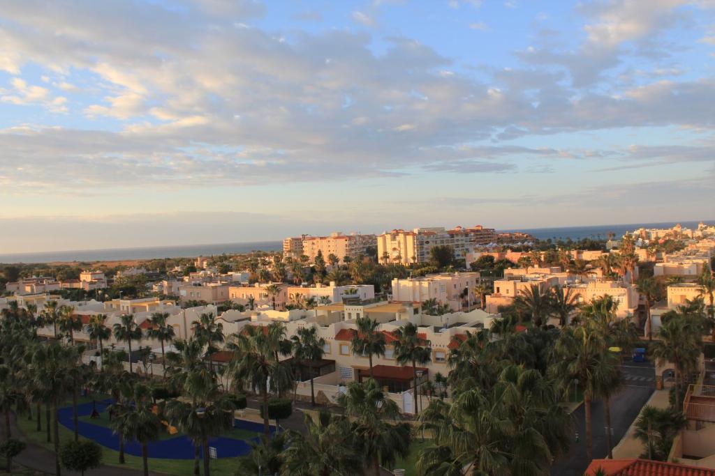 uma paisagem urbana de uma cidade com palmeiras e edifícios em Las Entinas em Almerimar