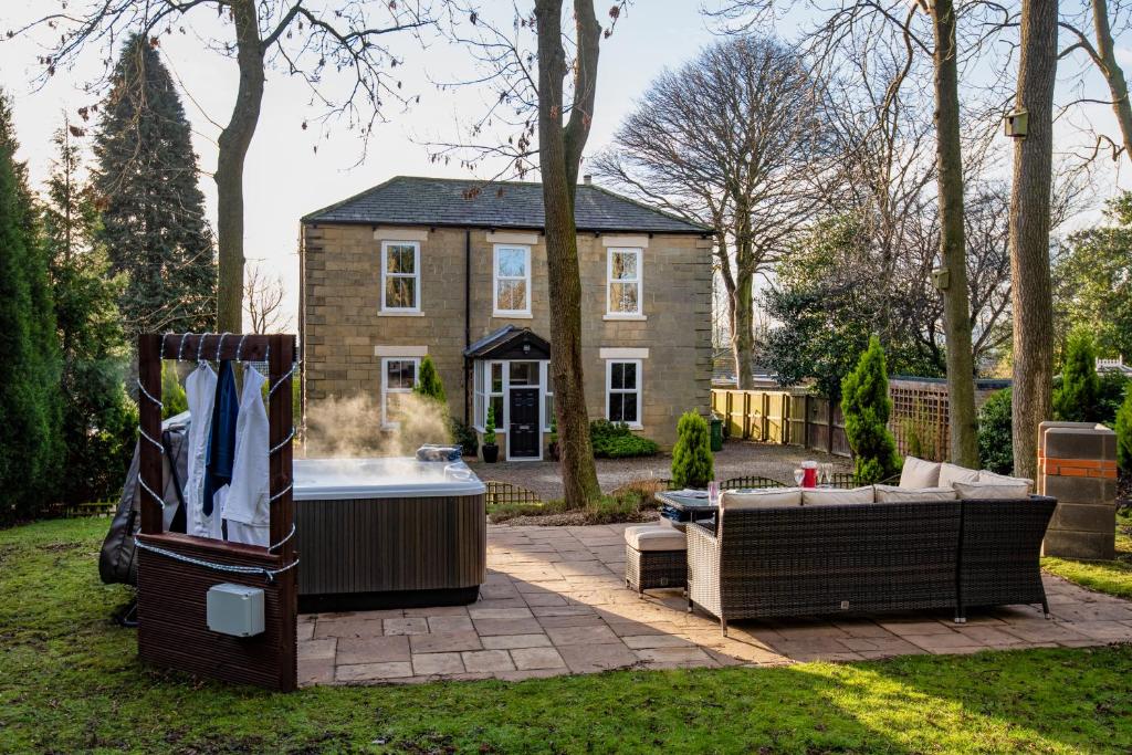 Gallery image of Manor House - Hot Tub House for max 10 people in Birtley