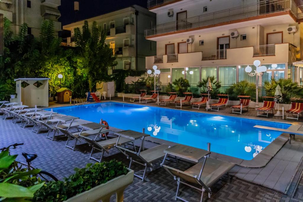 Πισίνα στο ή κοντά στο Hotel Beverly