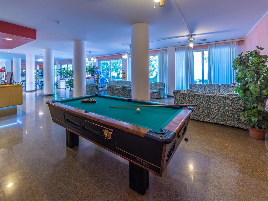 Biliár nebo kulečník v ubytování Hotel Beverly