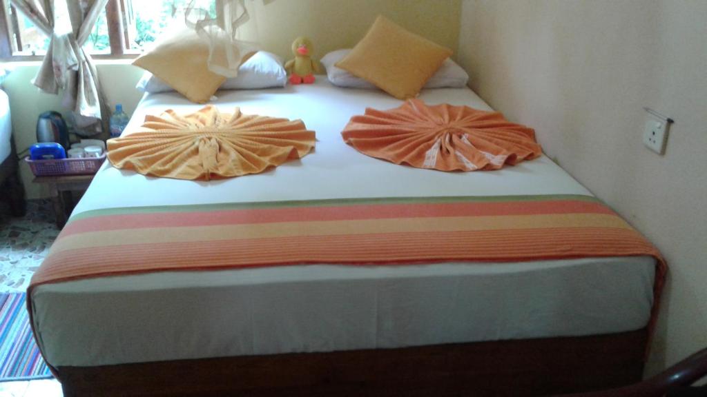 Postel nebo postele na pokoji v ubytování Flower Inn