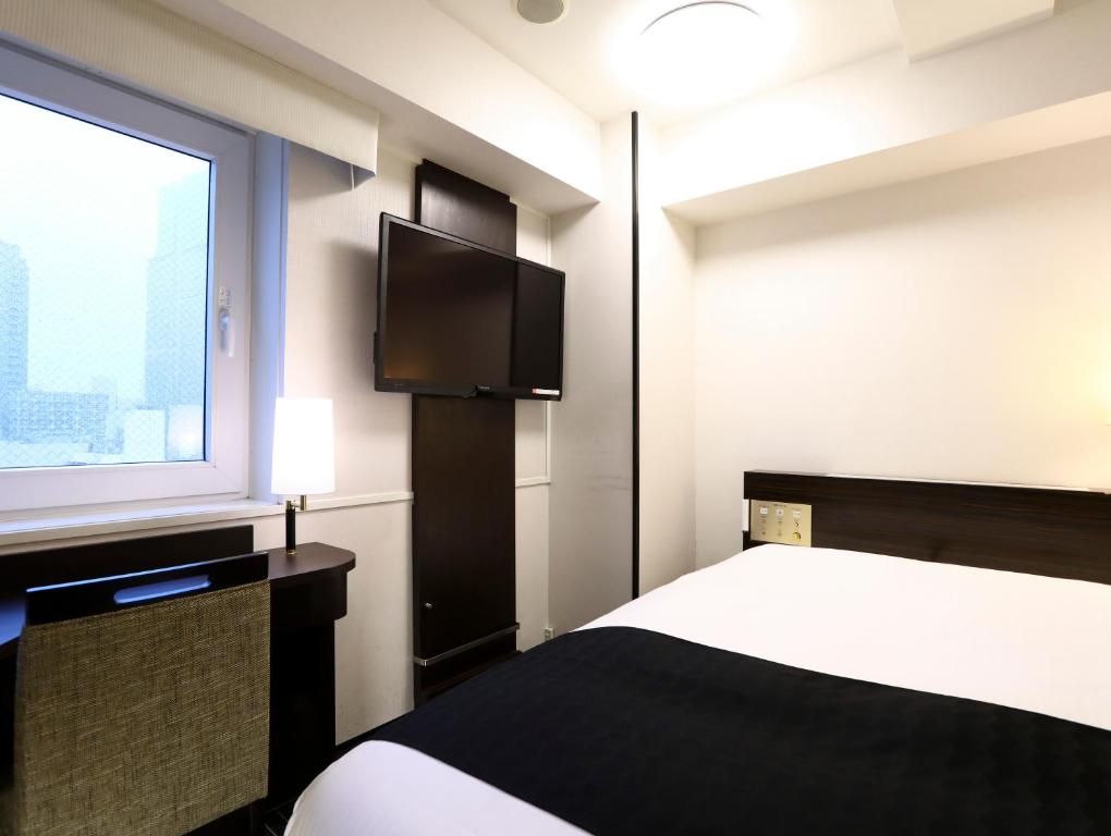 Postel nebo postele na pokoji v ubytování APA Hotel Akasaka Mitsuke